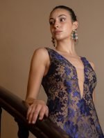 Transparencias, bordados en azul y un escote protagonista 🔥El primero de muchos diseños de la ú (1)